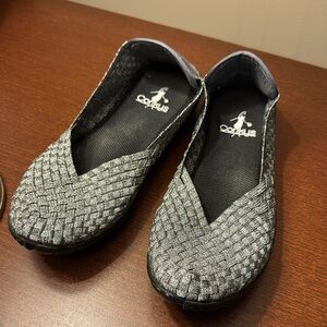 Beautiful woven flats size 7 worn once! Super comphy